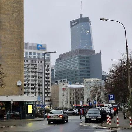 Vizzit Us Twarda * ワルシャワ